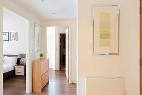 Sophisticated 2 Bed Flat with Balcony in Acton