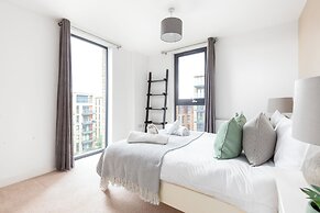 Idyllic 2 Bed Flat with Balcony in Canada Water