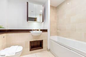 Idyllic 2 Bed Flat with Balcony in Canada Water