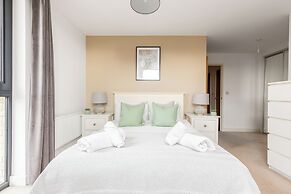 Idyllic 2 Bed Flat with Balcony in Canada Water
