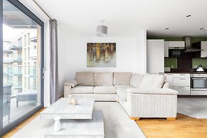 Idyllic 2 Bed Flat with Balcony in Canada Water