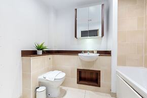 Idyllic 2 Bed Flat with Balcony in Canada Water