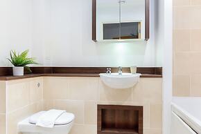 Idyllic 2 Bed Flat with Balcony in Canada Water