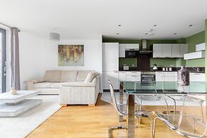 Idyllic 2 Bed Flat with Balcony in Canada Water
