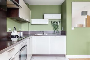 Idyllic 2 Bed Flat with Balcony in Canada Water