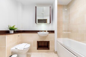 Idyllic 2 Bed Flat with Balcony in Canada Water