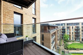 Idyllic 2 Bed Flat with Balcony in Canada Water