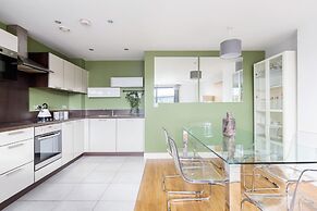 Idyllic 2 Bed Flat with Balcony in Canada Water