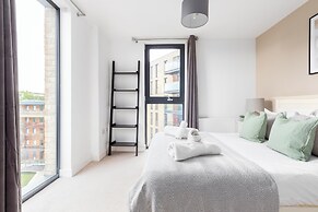 Idyllic 2 Bed Flat with Balcony in Canada Water