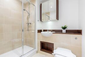 Idyllic 2 Bed Flat with Balcony in Canada Water