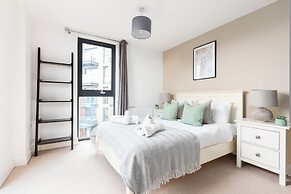 Idyllic 2 Bed Flat with Balcony in Canada Water