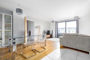 Idyllic 2 Bed Flat with Balcony in Canada Water