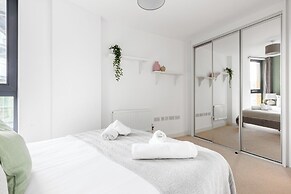 Idyllic 2 Bed Flat with Balcony in Canada Water