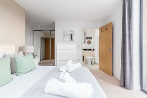 Idyllic 2 Bed Flat with Balcony in Canada Water