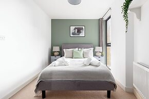 Idyllic 2 Bed Flat with Balcony in Canada Water