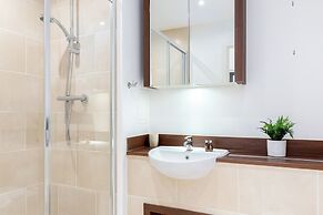Idyllic 2 Bed Flat with Balcony in Canada Water