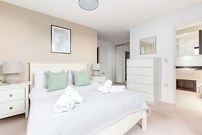 Idyllic 2 Bed Flat with Balcony in Canada Water