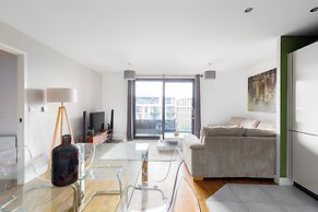 Idyllic 2 Bed Flat with Balcony in Canada Water