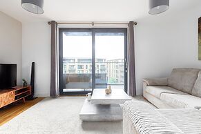 Idyllic 2 Bed Flat with Balcony in Canada Water