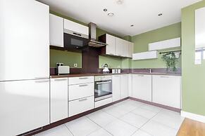 Idyllic 2 Bed Flat with Balcony in Canada Water