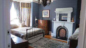 The Roses Heritage Inn