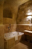 Evanthia Cave Suites