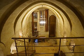 Evanthia Cave Suites