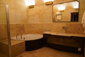 Evanthia Cave Suites