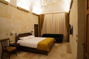 Evanthia Cave Suites