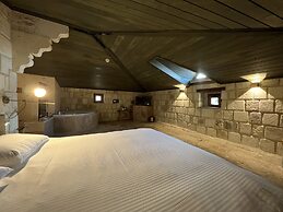 Evanthia Cave Suites
