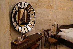 Evanthia Cave Suites