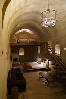 Evanthia Cave Suites