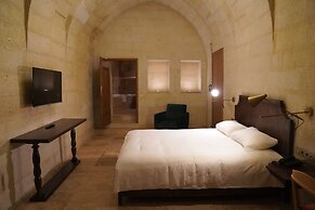 Evanthia Cave Suites