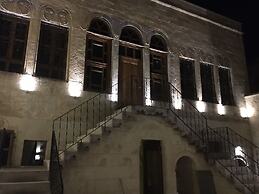 Evanthia Cave Suites