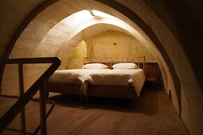 Evanthia Cave Suites