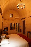 Evanthia Cave Suites