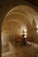 Evanthia Cave Suites