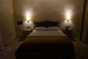 Evanthia Cave Suites