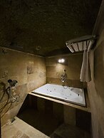 Evanthia Cave Suites