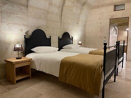 Evanthia Cave Suites