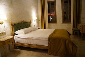 Evanthia Cave Suites