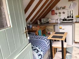 Cozy Camborne Studio Retreat With two Single Beds