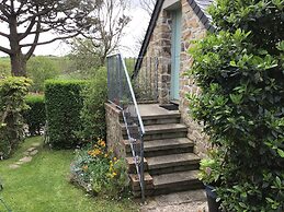 Cozy Camborne Studio Retreat With two Single Beds