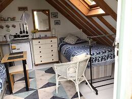 Cozy Camborne Studio Retreat With two Single Beds
