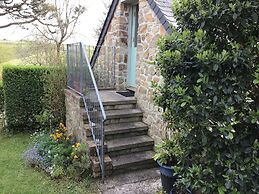 Cozy Camborne Studio Retreat With two Single Beds