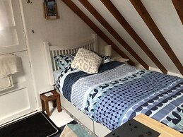Cozy Camborne Studio Retreat With two Single Beds