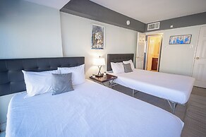 Stay together on the strip - 6 comfy beds w/view!