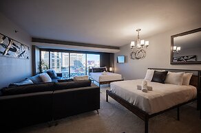 Stay together on the strip - 6 comfy beds w/view!