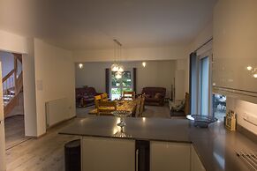 Remarkable 4-bed House in St Minver, Rock