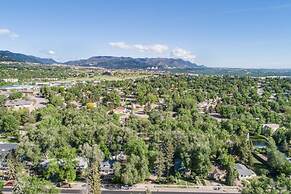 1BR Colorado Cottage Charm Hiking and Broadmoor